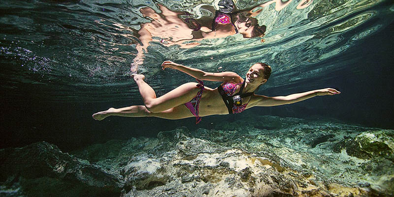 Nager dans un cenote au Mexique